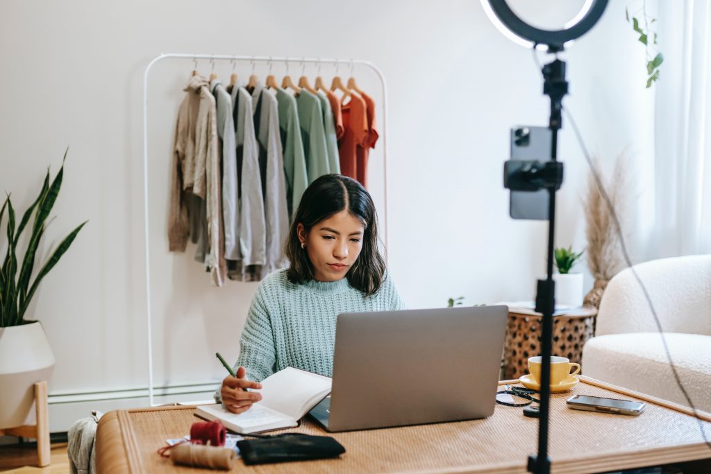 e-commerce businesswoman writing content