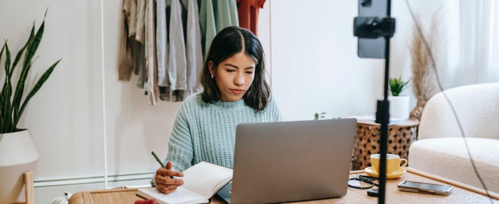 e-commerce businesswoman writing content