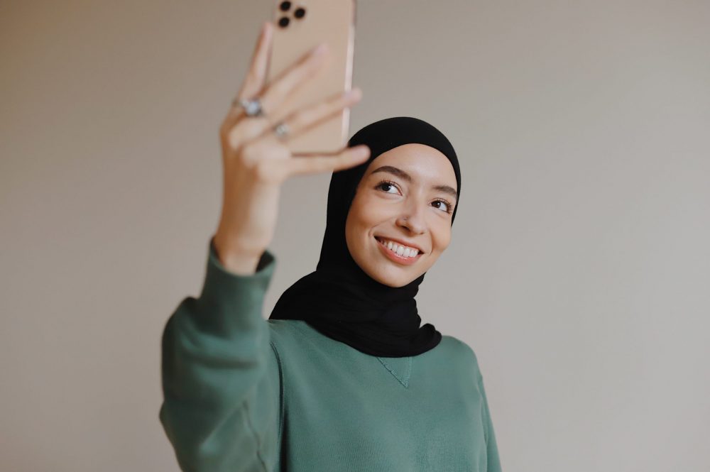 woman influencer taking a video of herself